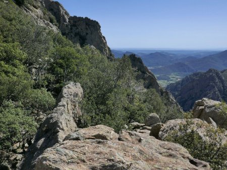 Au loin, la vallée de l’Orb et les collines du Languedoc