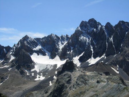 Vue du sommet : les Aiguilles de Chambeyron.