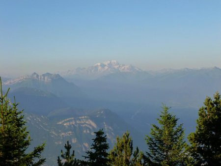 Le Roc de Tormery (1135m), l’Arclusaz (2041m) qui se confond avec le sommet du Pécloz (2197m) et le Mont Blanc (4810m)