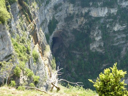 La Grotte de Bournillon est bien visible au pied de la falaise.