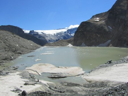 Au fond, un bout de la calotte glaciaire de la Vanoise.