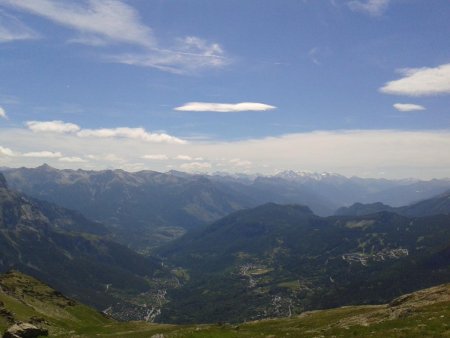 Au fil de l’ascension, le panorama sur les Alpes se dévoile.