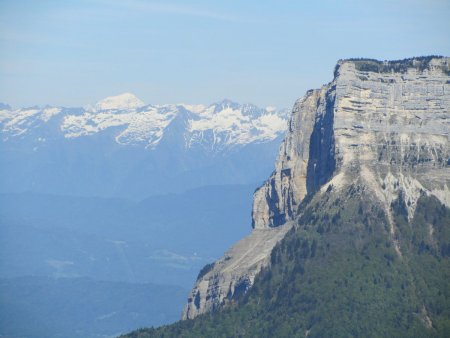 Le Mont Pourri, le massif de la Lauzière et la face nord du Granier.