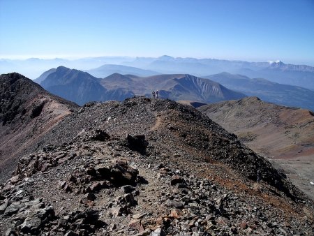 Au sud du plateau, de gauche à droite, la Crête de la Dréveta, le Tabor et Grand Serre qui font partie du massif du Taillefer, l’Arête de Brouffier