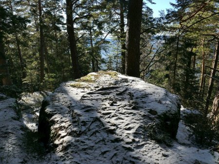 La neige estompe le détail des rochers