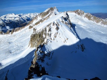 Depuis le sommet de la Punta Oliveras-Arenas (3302m), vue sur le pico de Coronas, juste derrière le pico del Medio et à droite le pico de la Maladeta