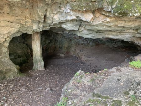 En arrivant au castrum, petite grotte, stalactite ou stalagmite ?
