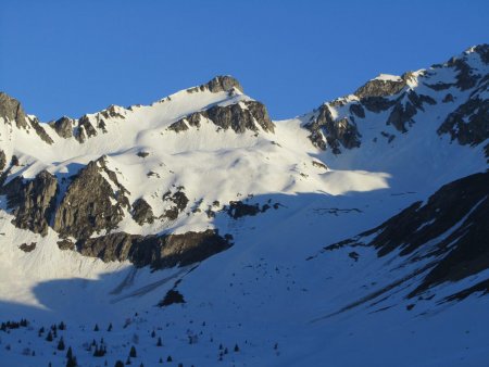 Le Rocher et le col de Sarvatan vu depuis Saint-François-Longchamp.