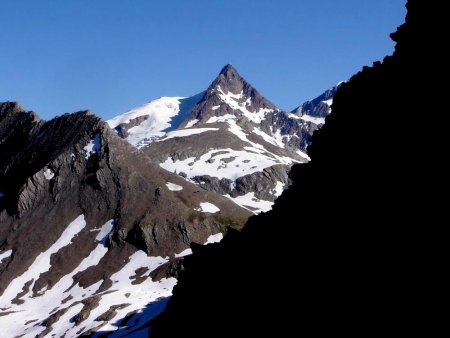L’Aiguille des Glaciers. A gauche, la Pointe des Ouillons qui montre ses dents.
