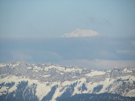 Le Mont Blanc semble flotter dans les airs.