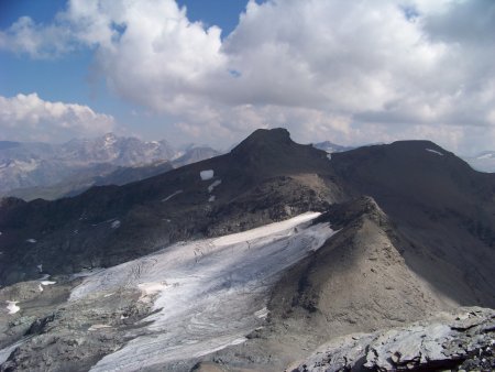 Depuis le sommet, vue sur l’envers de la pointe de Méan Martin et le Signal, et le glacier des Roches Blanches.