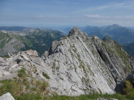 Vue du sommet, l’arête nord, lac d’Annecy, massif des Bornes