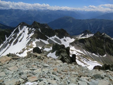 Vue vers les Rochers de Vallorin et le massif du Mont Blanc, sous les nuages.