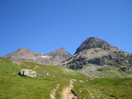 Montée vers Plan Sec, face aux Aiguilles Rousses (3432m et 3482m) et l’Ouille de Gontière (3181m).