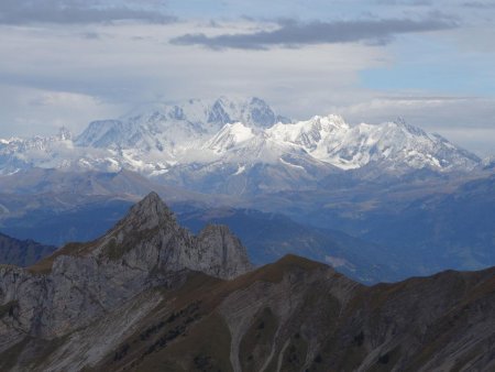 Derrière la Pointe de la Sambuy, le Mont Blanc dans les nuages et Tré-la-Tête au soleil...