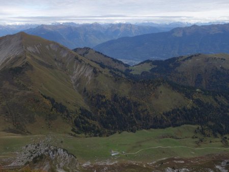 Vue sur le vallon d’Orgeval, avec derrière la vallée de l’Isère.