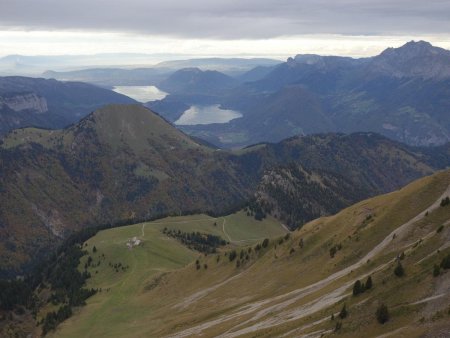 Vue sur l’Aup de Seythenex, la Pointe de Velan, le lac d’Annecy...