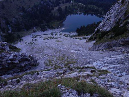 La partie finale de la descente sur le lac, raide, caillouteuse, exposée.