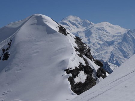 Le Mont Blanc se dévoile derrière l’Aiguille ouest de Salenton...