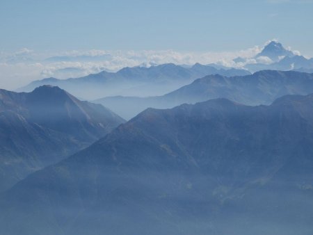 Les vallées du Piémont dans la brume, dominées par le Mont Viso.