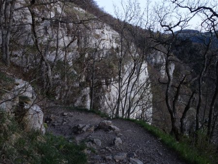 Vers l’entrée supérieure de la grotte d’Orjobet...