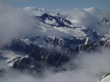 Le Puy Gris sort des nuages.
