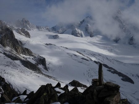 Le glacier du Tour, entouré de ses aiguilles.