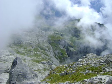 Les gnôles (la nebbia pour les italiens) monte de la vallée.