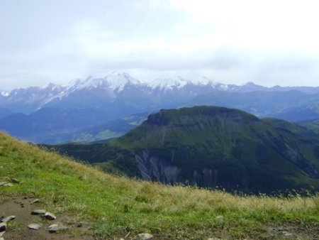 La vue un peu masquée en direction du Massif du Mont Blanc.