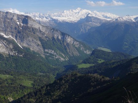 Vue vers la vallée de Samoëns, avec le Mont Blanc qui trône au-dessus.