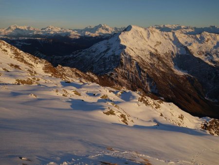 Les couleurs du soir sur le Mont Bellacha et les sommets de la Vanoise...
