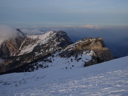 Les hauts plateaux : Le Rocher du Midi, le Dôme de Bellefont, les Lances Mallisard dans les nuages...