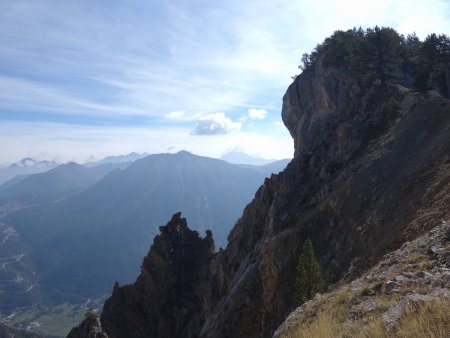 De la brèche on aperçoit les sommets du Piémont