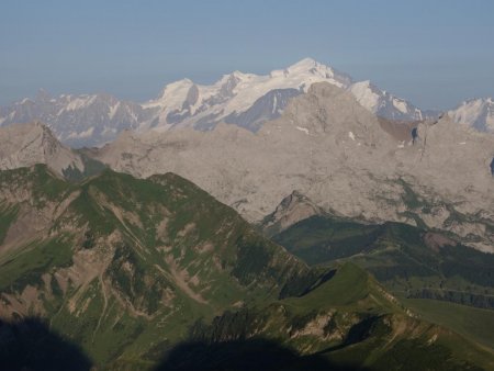 Un dernier regard vers la Pointe Percée et le Mont Blanc...