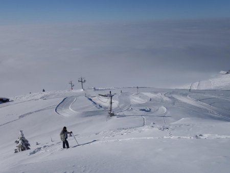 Au-dessus des pistes de ski, au-dessus du brouillard...