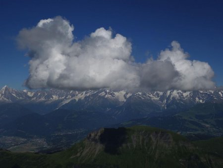 Le Mont Blanc est masqué par un cumulus joueur.