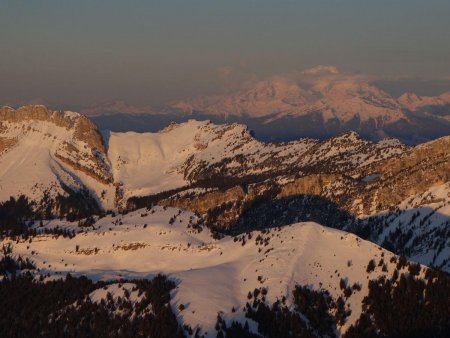 Loin derrière les crêtes de Bellefont, le Mont Blanc, immense...