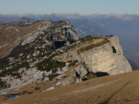 En enfilade : Rocher du Midi, Dôme de  Bellefont, Aulp du Seuil...