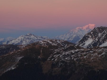 Seul le Mont Blanc dépasse encore le fil du crépuscule...