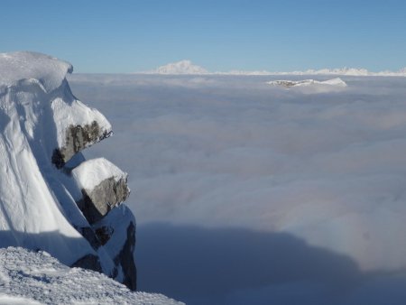 Le Mont Blanc trône fièrement au loin, alors que la Dent de Crolles émerge à peine...