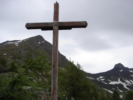La croix devant l’Aiguille et le Barle (2733m) à droite