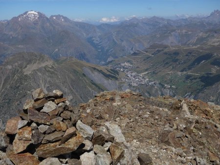 Les Deux-Alpes, le massif des Rousses, l’Arvan et au fond le Mont Blanc.
