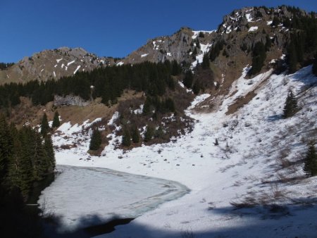 Petit lac encore sous la neige du printemps, avec derrière le mont Brion et la pointe de Savolaire.