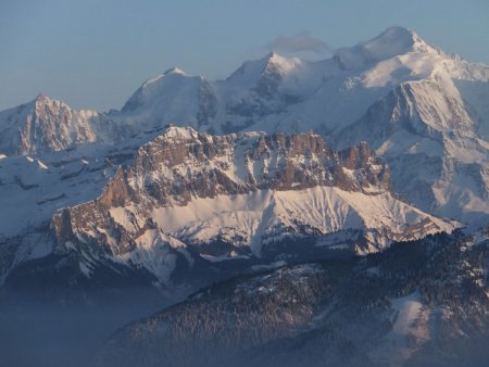 Regard sur les aiguilles de Varan, et derrière le Mont Blanc.