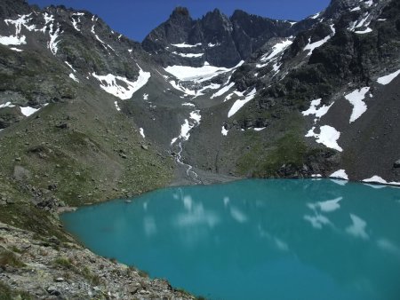 Le lac Blanc, face aux trois Pics de Belledonne.