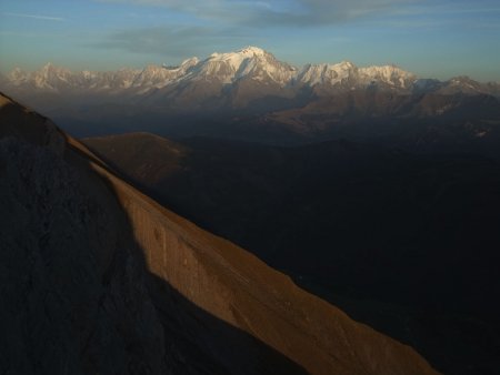 Au loin, le massif du Mont Blanc.