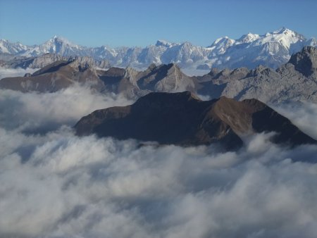 L’Almet, le nord de la chaîne des Aravis, et le massif du Mont Blanc.