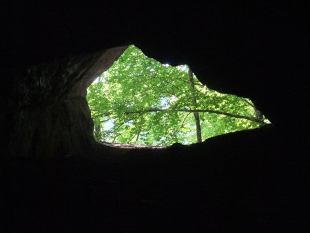Dans la grotte... On délaisse la verdure printanière...