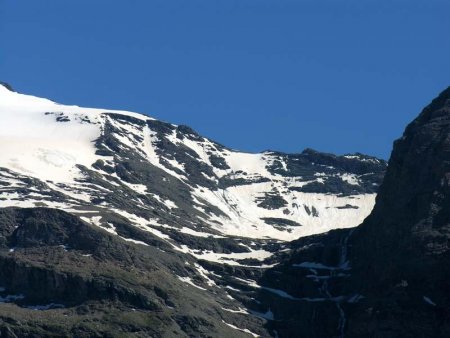 Vue générale sur les barres et la sortie sur le glacier, à gauche