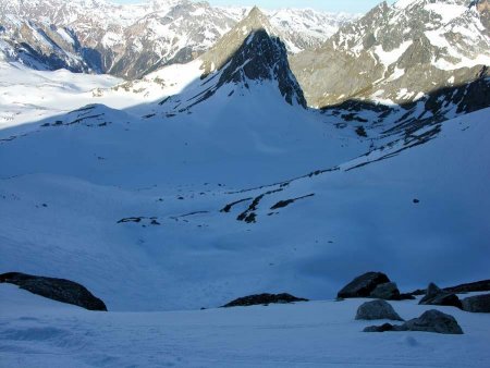 Le replat  (vers 3000m) permet d’admirer l’Aiguille de la Vanoise qui s’éclaire
